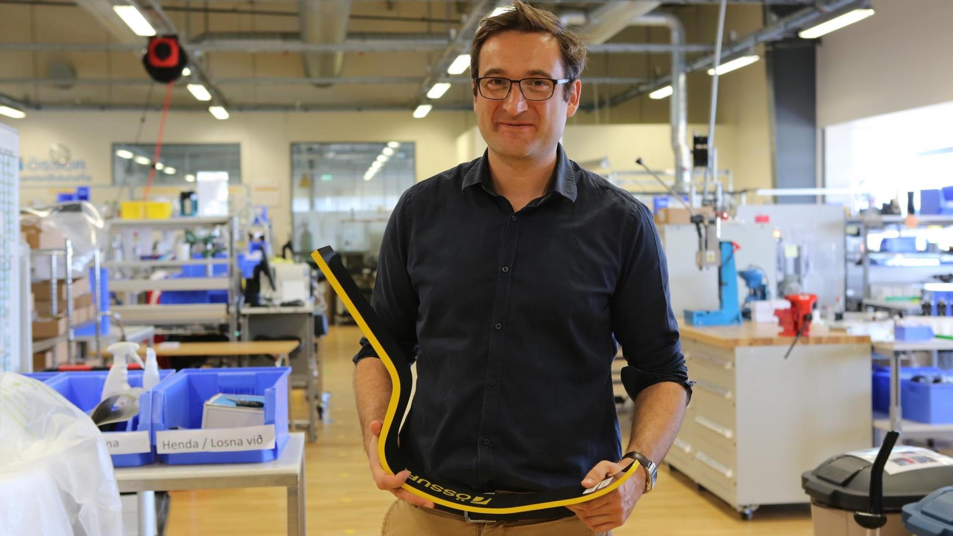 Der Franzose Christophe Lecomte ist bei Össur Chefentwickler der Abteilung Fußprothesen und hält die "Cheetah Xtreme" in der Hand, die Prothese, mit der auch Markus Rehm seine Höchstleistungen erzielt. Der Franzose Christophe Lecomte ist bei Össur Chefentwickler der Abteilung Fußprothesen und hält die "Cheetah Xtreme" in der Hand, die Prothese, mit der auch Markus Rehm seine Höchstleistungen erzielt.