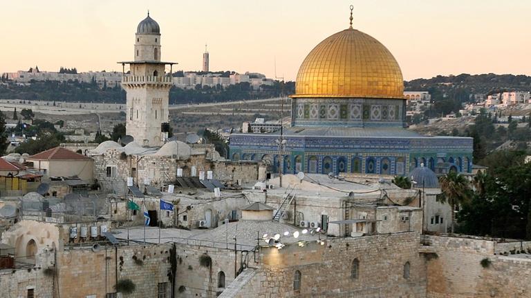 Blick auf den Jerusalemer Tempelberg mit Felsendom und Klagemauer Blick auf den Jerusalemer Tempelberg mit Felsendom und Klagemauer