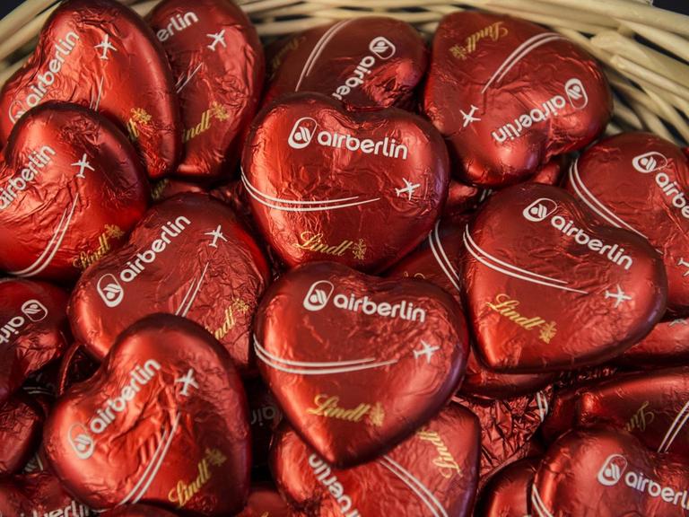 Schokoladenherze mit dem Logo der insolventen Fluggesellschaft Air Berlin liegen am 25.09.2017 in Berlin in einem Hotel in einem Korb. In dem Gebäude informierte der Vorstand von Air Berlin Journalisten über die nächsten Schritte im Verkaufsverfahren der insolventen Fluggesellschaft Air Berlin. Foto: Paul Zinken/dpa | Verwendung weltweit