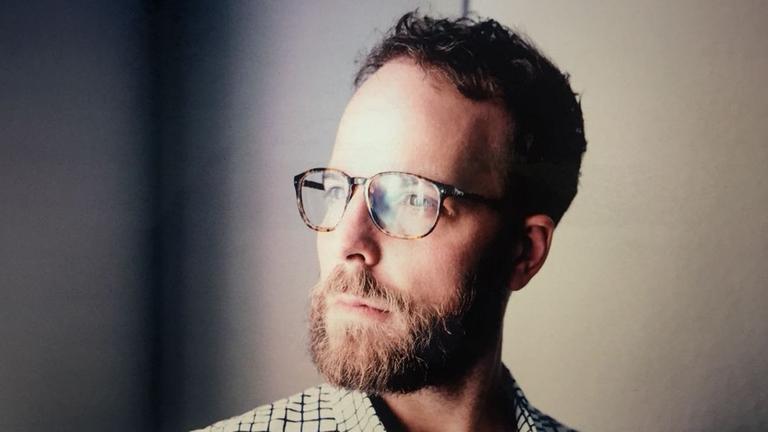Auf dem Bild ist der Hörspieldramaturg Michael Becker zu sehen. Auf dem Bild ist der Hörspieldramaturg Michael Becker zu sehen.