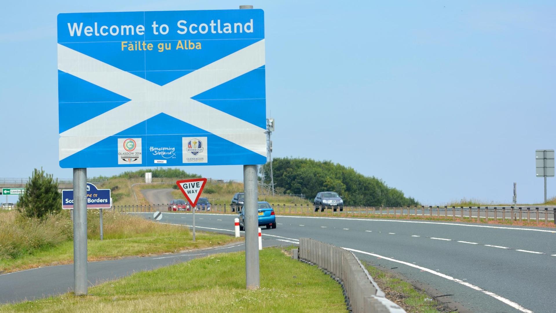 Ein Schild mit der Aufschrift "Willkommen in Schottland" steht auf einem Parkplatz der A1 an der englisch-schottischen Grenze in der Nähe von Berwick-upon-Tweed. Ein Schild mit der Aufschrift "Willkommen in Schottland" steht auf einem Parkplatz der A1 an der englisch-schottischen Grenze in der Nähe von Berwick-upon-Tweed.