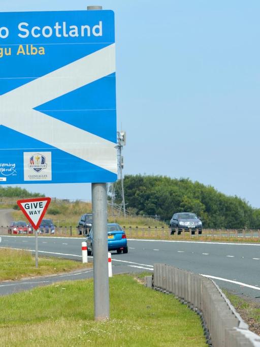 Ein Schild mit der Aufschrift "Willkommen in Schottland" steht auf einem Parkplatz der A1 an der englisch-schottischen Grenze in der Nähe von Berwick-upon-Tweed.