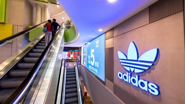 24.04.2020, China, Shanghai: Adidas-Logo an einer Filiale