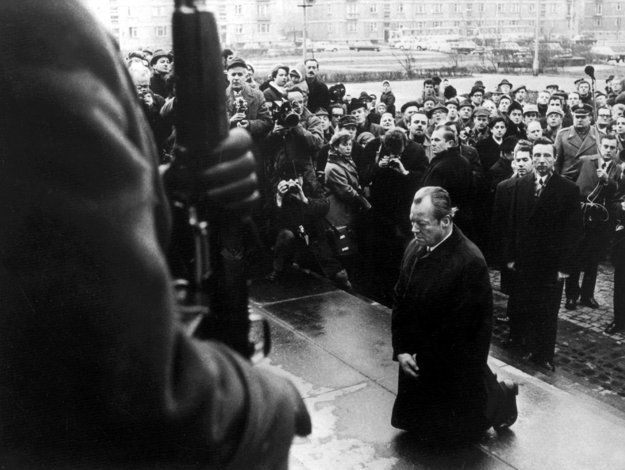 Der Kniefall von Willy Brandt vor dem Mahnmal im einstigen jüdischen Ghetto in Warschau