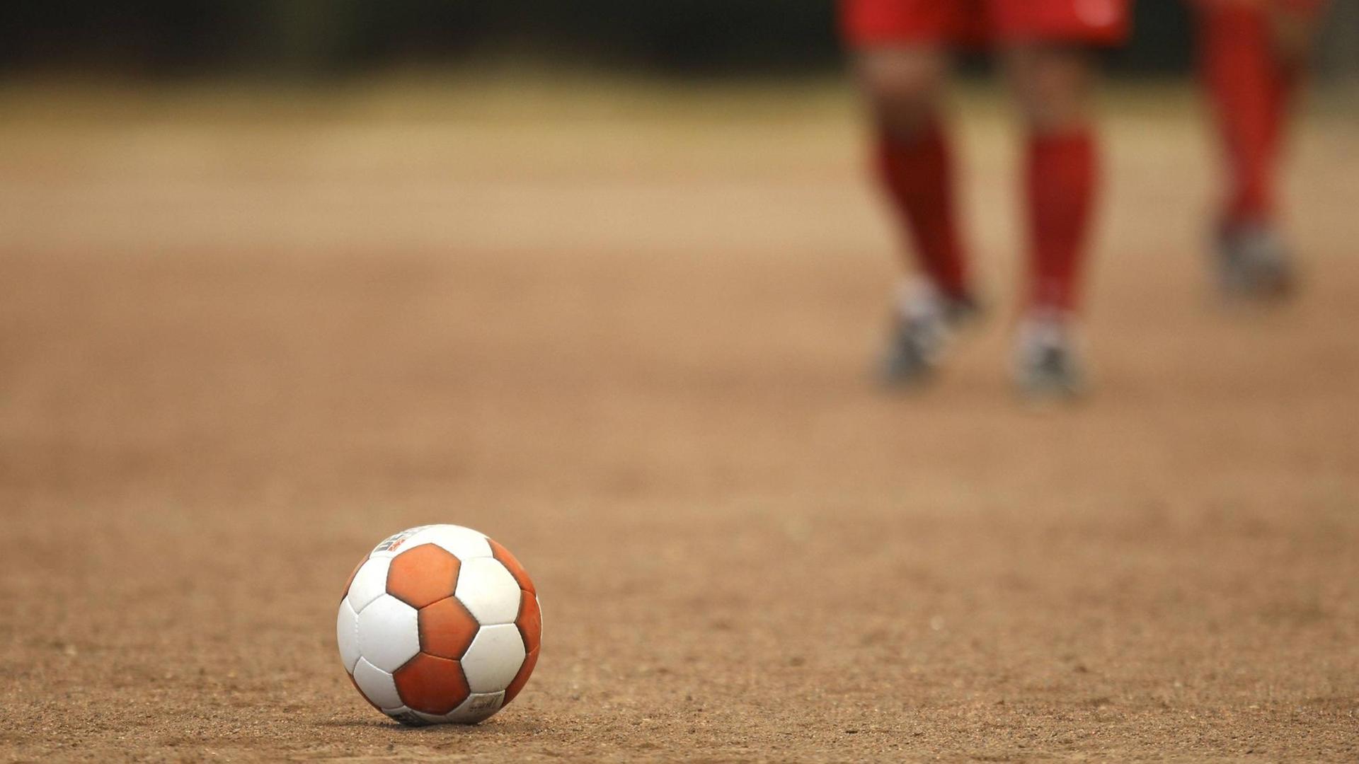 Billiger als Rasen: In den Amateurligen wird Fußball auch auf Asche gespielt. Billiger als Rasen: In den Amateurligen wird Fußball auch auf Asche gespielt.