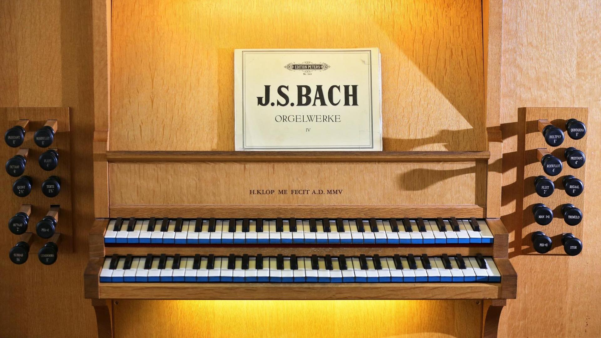 Noten von Johann-Sebastian Bach liegen am 05.04.2016 auf einer von zehn Orgeln in der Evangelischen Hochschule für Kirchenmusik Halle/Saale (Sachsen-Anhalt). Noten von Johann-Sebastian Bach liegen am 05.04.2016 auf einer von zehn Orgeln in der Evangelischen Hochschule für Kirchenmusik Halle/Saale (Sachsen-Anhalt).