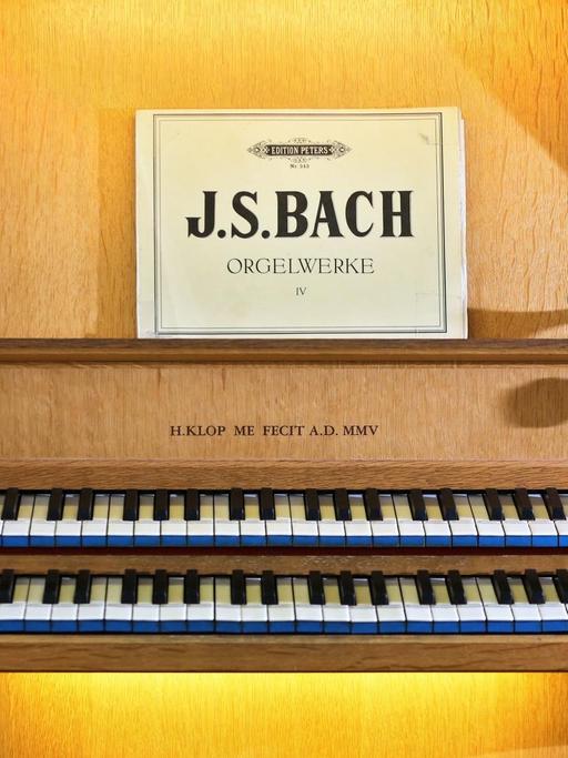 Noten von Johann-Sebastian Bach liegen am 05.04.2016 auf einer von zehn Orgeln in der Evangelischen Hochschule für Kirchenmusik Halle/Saale (Sachsen-Anhalt).