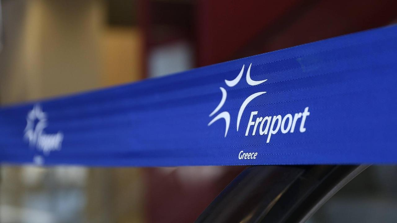 Ein Banner mit der Aufschrift "Fraport Greece". Ein Banner mit der Aufschrift "Fraport Greece".