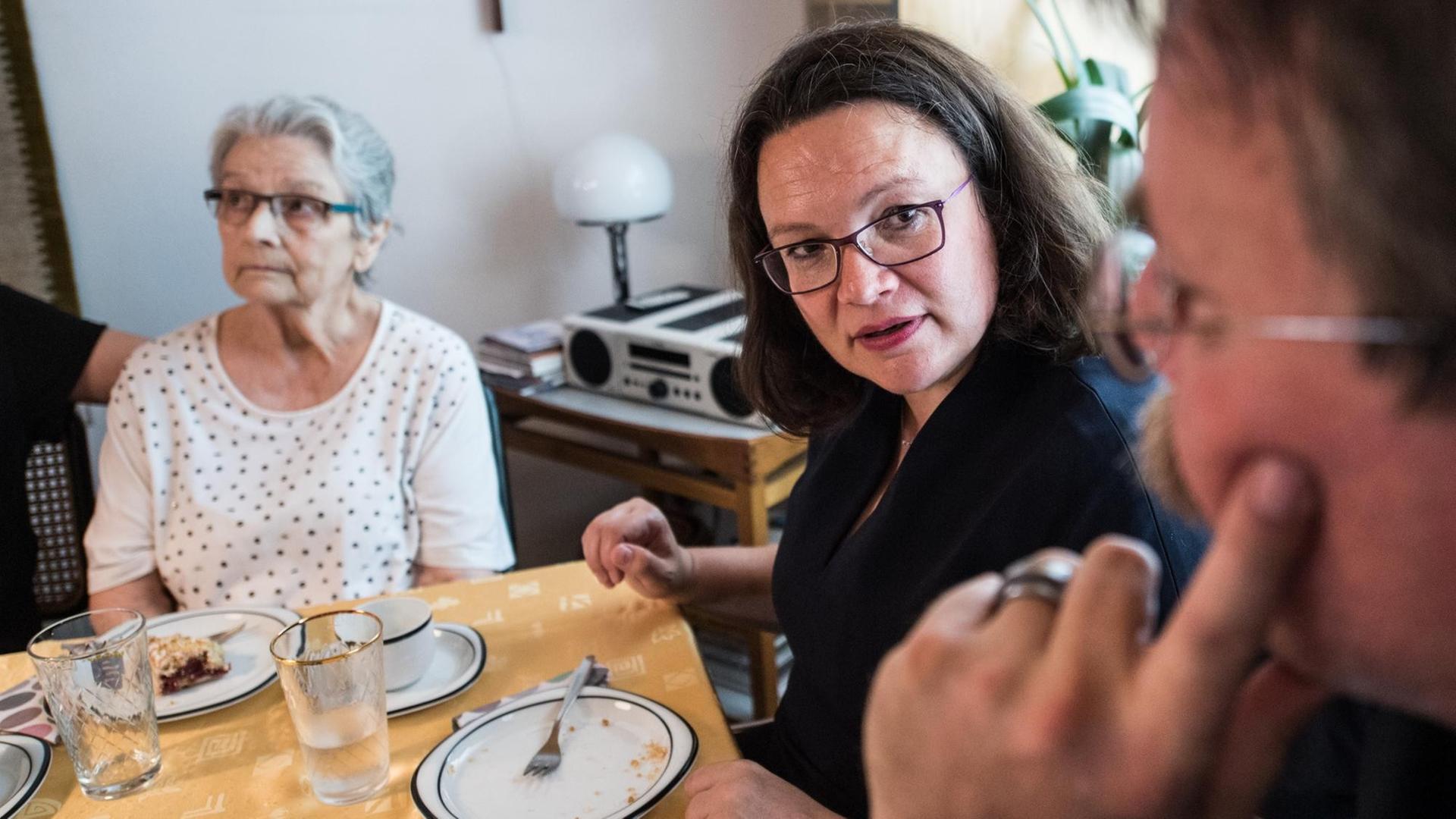 Hessen, Frankfurt am Main: Andrea Nahles (M), SPD-Vorsitzende, schaut zu Mieter Thomas Ekoos-Heinzelmann, der seine Situation schildert. Nahles besucht im Rahmen ihrer Sommerreise auch Hessen. Die SPD Vorsitzende spricht in der Mainmetropole mit Mietern im Stadtteil Ostend, die sich seit fünf Jahren gegen die Gentrifizierung wehren. Hessen, Frankfurt am Main: Andrea Nahles (M), SPD-Vorsitzende, schaut zu Mieter Thomas Ekoos-Heinzelmann, der seine Situation schildert. Nahles besucht im Rahmen ihrer Sommerreise auch Hessen. Die SPD Vorsitzende spricht in der Mainmetropole mit Mietern im Stadtteil Ostend, die sich seit fünf Jahren gegen die Gentrifizierung wehren.