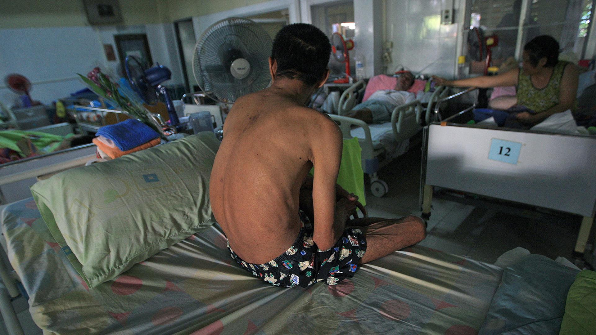 Ein Aids-Patient sitzt auf einem Krankenbett im buddhistischen Wat Phra Baat Namphu-Temple, 150 Kilometer nördlich der Hauptstadt Bangkok. Ein Aids-Patient sitzt auf einem Krankenbett im buddhistischen Wat Phra Baat Namphu-Temple, 150 Kilometer nördlich der Hauptstadt Bangkok.