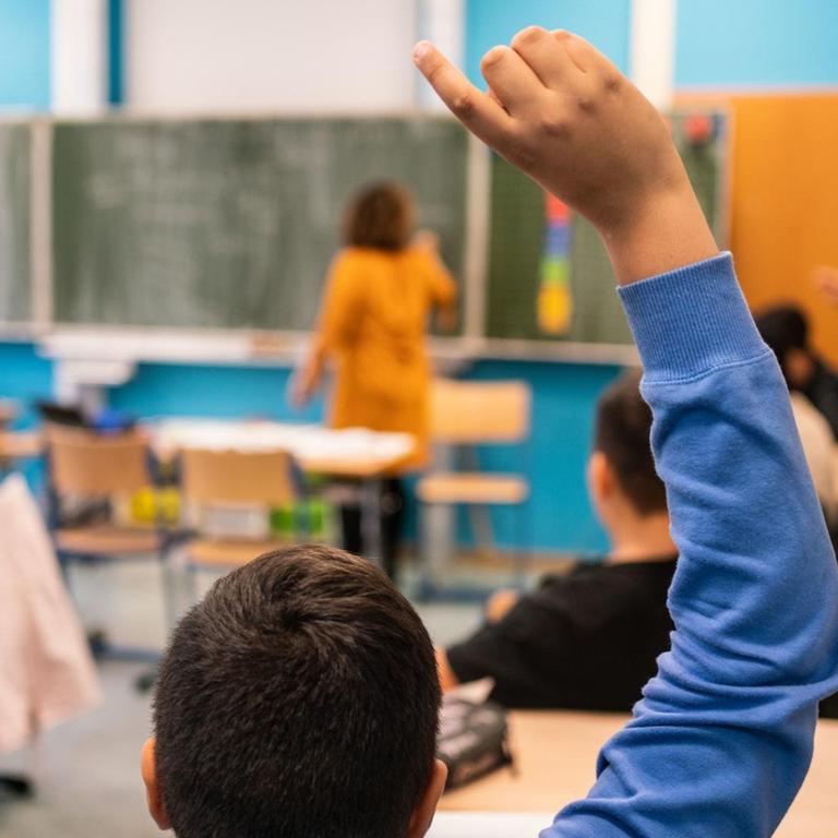 28.10.2019, Hessen, Frankfurt/Main: Schüler einer siebten Klasse in der Frankfurter Ernst-Reuter-Schule melden sich beim Islamunterricht. Das Land Hessen streitet bereits seit Monaten über die Zusammenarbeit mit dem umstrittenen türkischen Moscheeverband Ditib beim islamischen Religionsunterricht. Um bei einem Ausstieg von Ditib gewappnet zu sein, bietet das Land seit diesem Schuljahr in alleiniger staatlicher Verantwortung für die Schüler der Jahrgangsstufe sieben das neue Fach Islamunterricht an. Foto: Frank Rumpenhorst/dpa | Verwendung weltweit