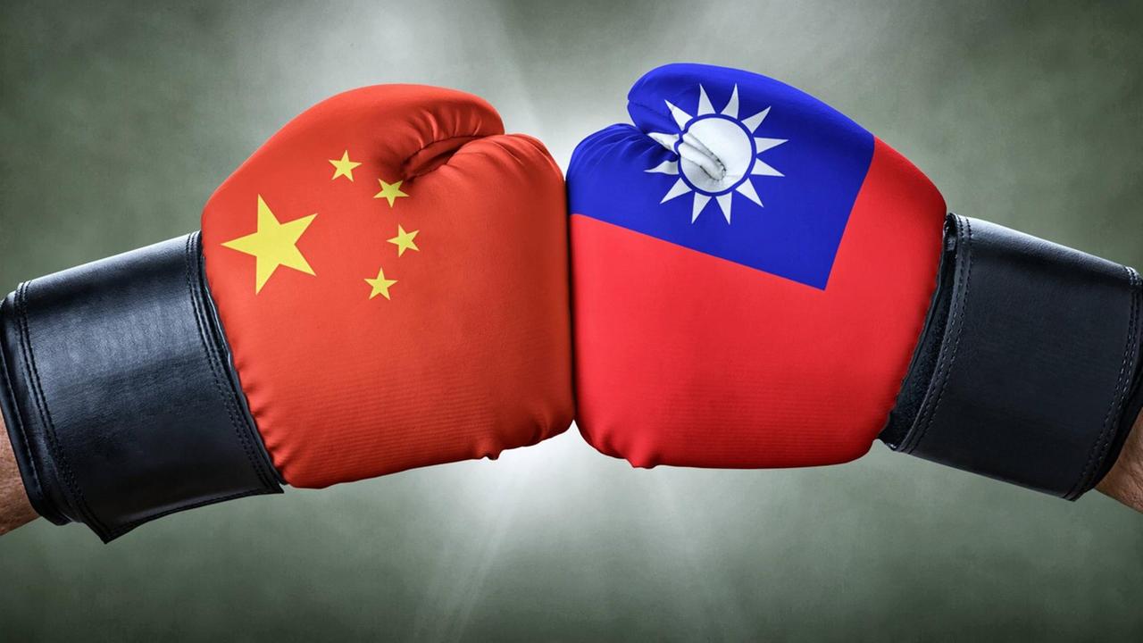 Boxkampf - China gegen Taiwan: Zwei Boxerfäuste in Handschuhen mit den jeweiligen Nationalfarben stoßen aufeinander.