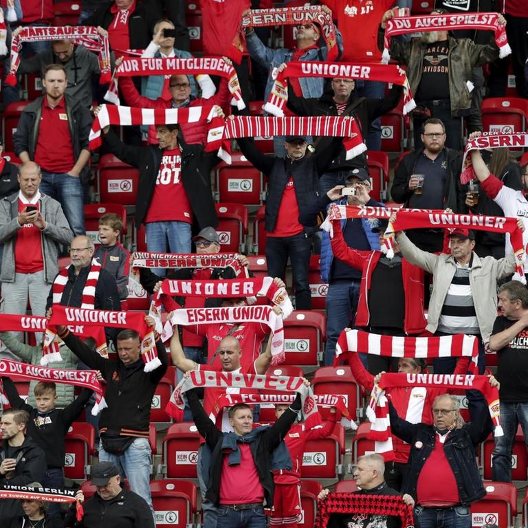 Das Foto zeigt Fans von Union Berlin bei einem Testspiel gegen den 1. FC Nürnberg.