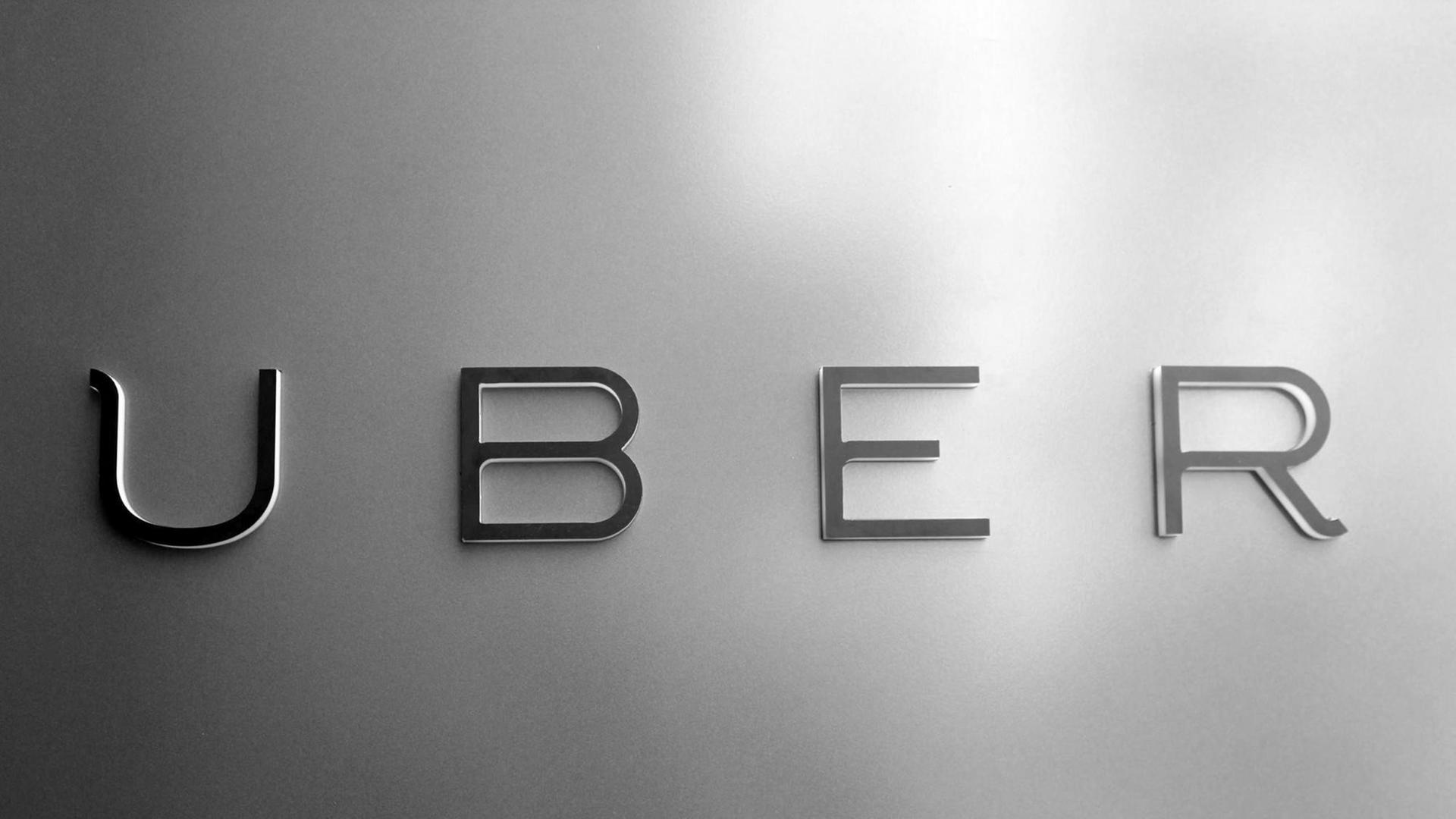 ARCHIV - Das Logo des umstrittenen Fahrdienst-Vermittlers Uber ist am 03.06.2014 in einer Filiale in San Francisco (USA) zu sehen. Der umstrittene Fahrdienst-Vermittler erweitert sein Einzugsgebiet um 24 St ARCHIV - Das Logo des umstrittenen Fahrdienst-Vermittlers Uber ist am 03.06.2014 in einer Filiale in San Francisco (USA) zu sehen. Der umstrittene Fahrdienst-Vermittler erweitert sein Einzugsgebiet um 24 St