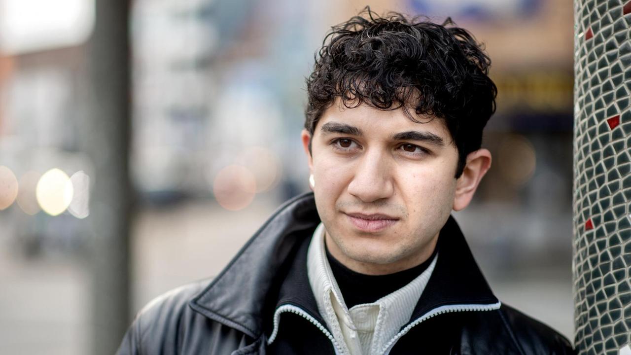 Regisseur Faraz Shariat steht auf dem Hindenburgplatz, im Zentrum von Hildesheim. Regisseur Faraz Shariat steht auf dem Hindenburgplatz, im Zentrum von Hildesheim.