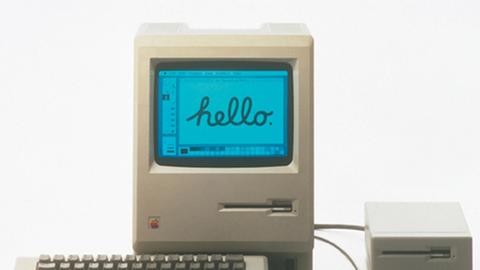 Der erste Apple Macintosh 1984 mit Tastatur, kleinem Bildschirm, Floppy-Disc und Mausbedienung.