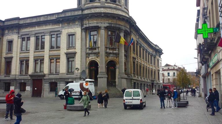 Marktplatz und Rathaus von Molenbeek. Der Brüsseler Stadtteil gilt als ein Ort, an dem Muslime zunehmend radikalisiert werden. Marktplatz und Rathaus von Molenbeek. Der Brüsseler Stadtteil gilt als ein Ort, an dem Muslime zunehmend radikalisiert werden.