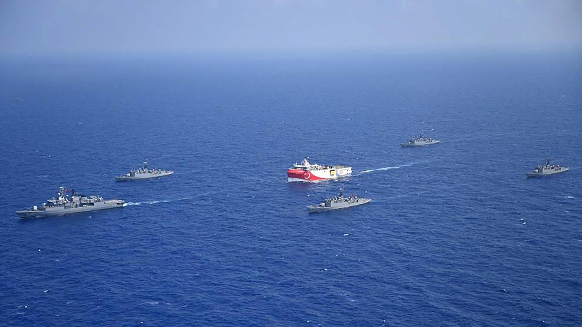 Das Forschungsschiff 'Oruc Reis' eskotiert von türkischen Marineschiffen im Mittelmeer Das Forschungsschiff 'Oruc Reis' eskotiert von türkischen Marineschiffen im Mittelmeer