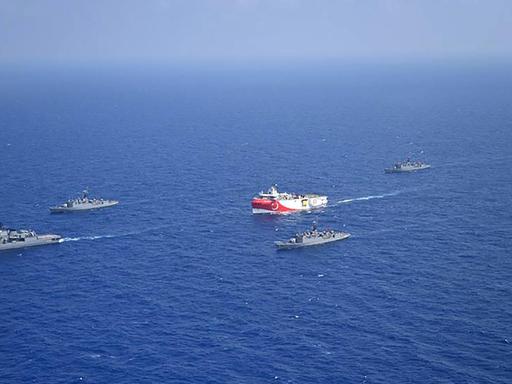 Das Forschungsschiff 'Oruc Reis' eskotiert von türkischen Marineschiffen im Mittelmeer