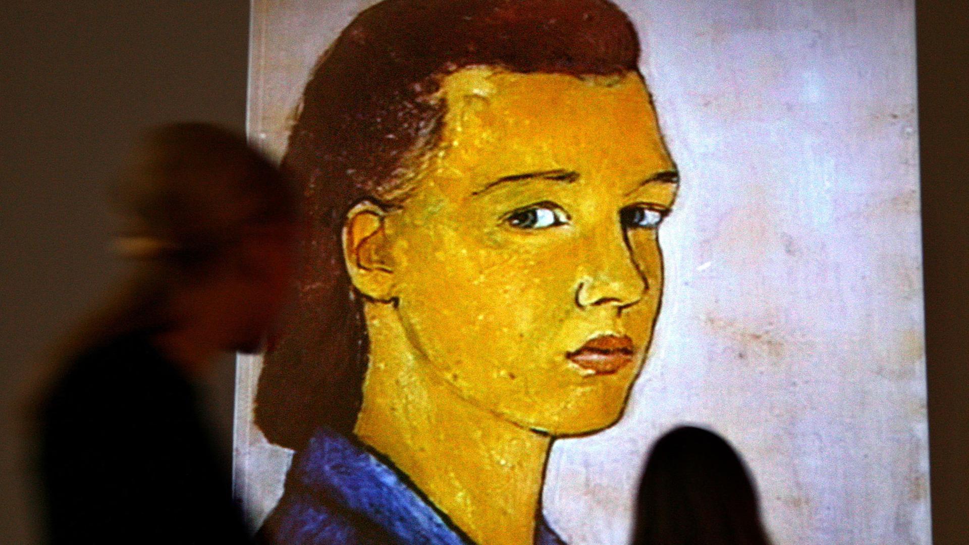 Besucher betrachten im Jüdischen Museum in Berlin das Selbstporträt der jüdischen Künstlerin Charlotte Salomon aus dem Jahr 1940.