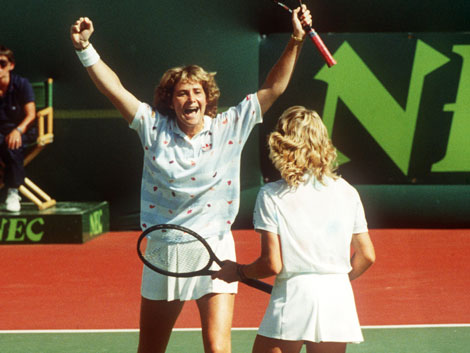 Mit ihrer Doppelpartnerin Steffi Graf (r.) gewinnt Claudia Kohde-Kilsch 1987 in Vancouver den Federation-Cup.