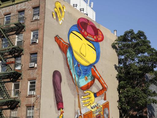 Die brasilianischen Zwillinge und Streetartkünstler "Os Gemeos" haben eine ihrer typischen, gelben Figuren auf eine Wand der Lower East Side of Manhattan in New York gemalt.