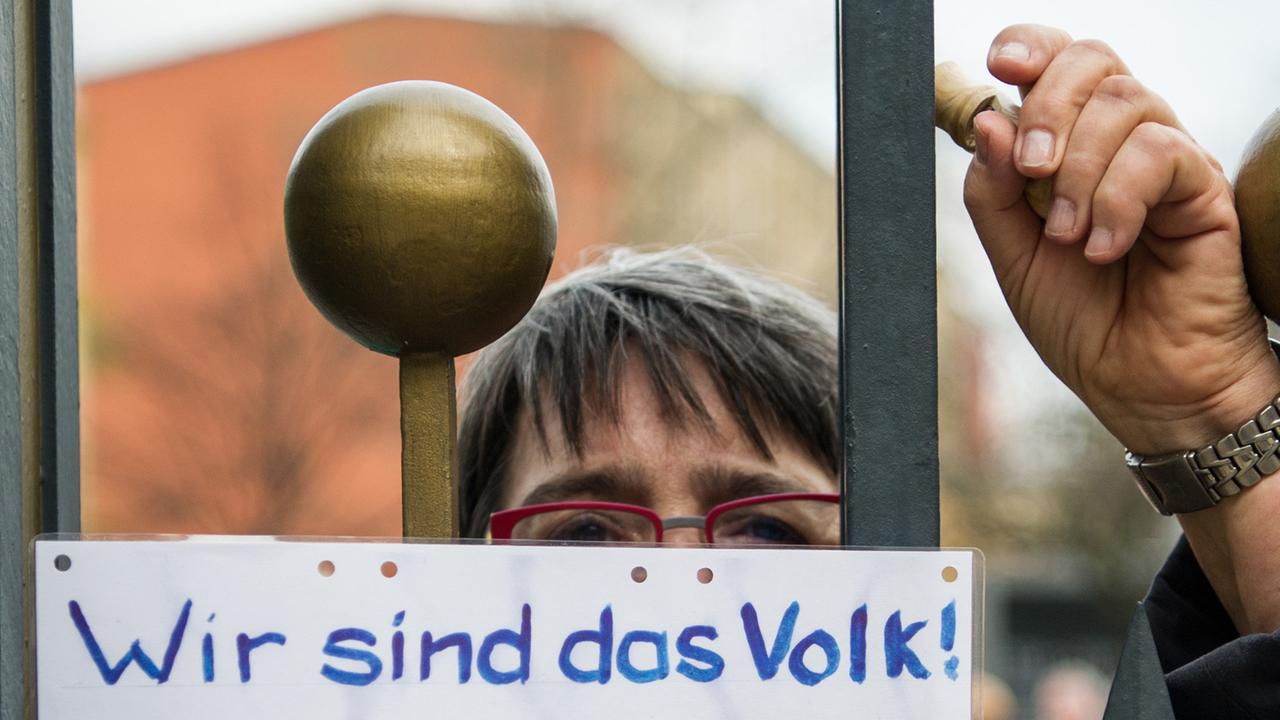 Der Slogan "Wir sind das Volk" passt ja irgendwie immer, wenn man sich vom "System" schlecht behandelt fühlt. Der Slogan "Wir sind das Volk" passt ja irgendwie immer, wenn man sich vom "System" schlecht behandelt fühlt.