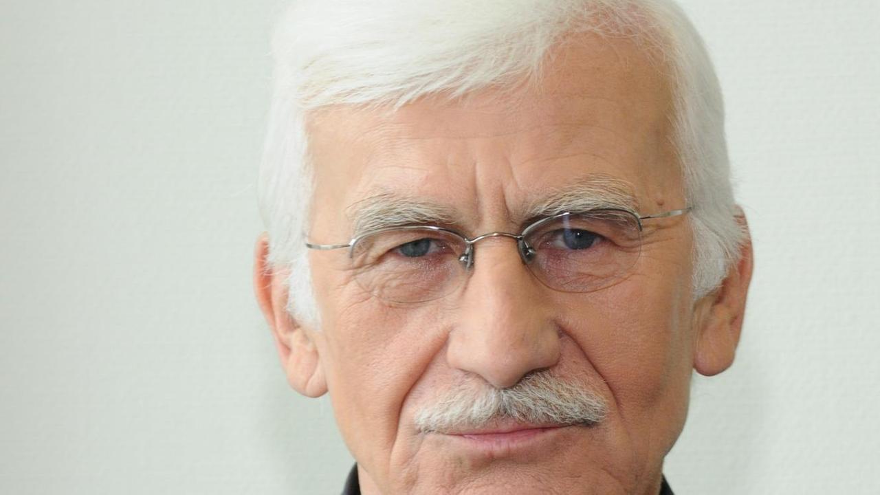 Der Doping-Experte und Sportphilosoph Elk Franke leitet seit 1995 die Abteilung Sportpädagogik und Sportphilosophie an der Humboldt-Universität Berlin. Der Doping-Experte und Sportphilosoph Elk Franke leitet seit 1995 die Abteilung Sportpädagogik und Sportphilosophie an der Humboldt-Universität Berlin.