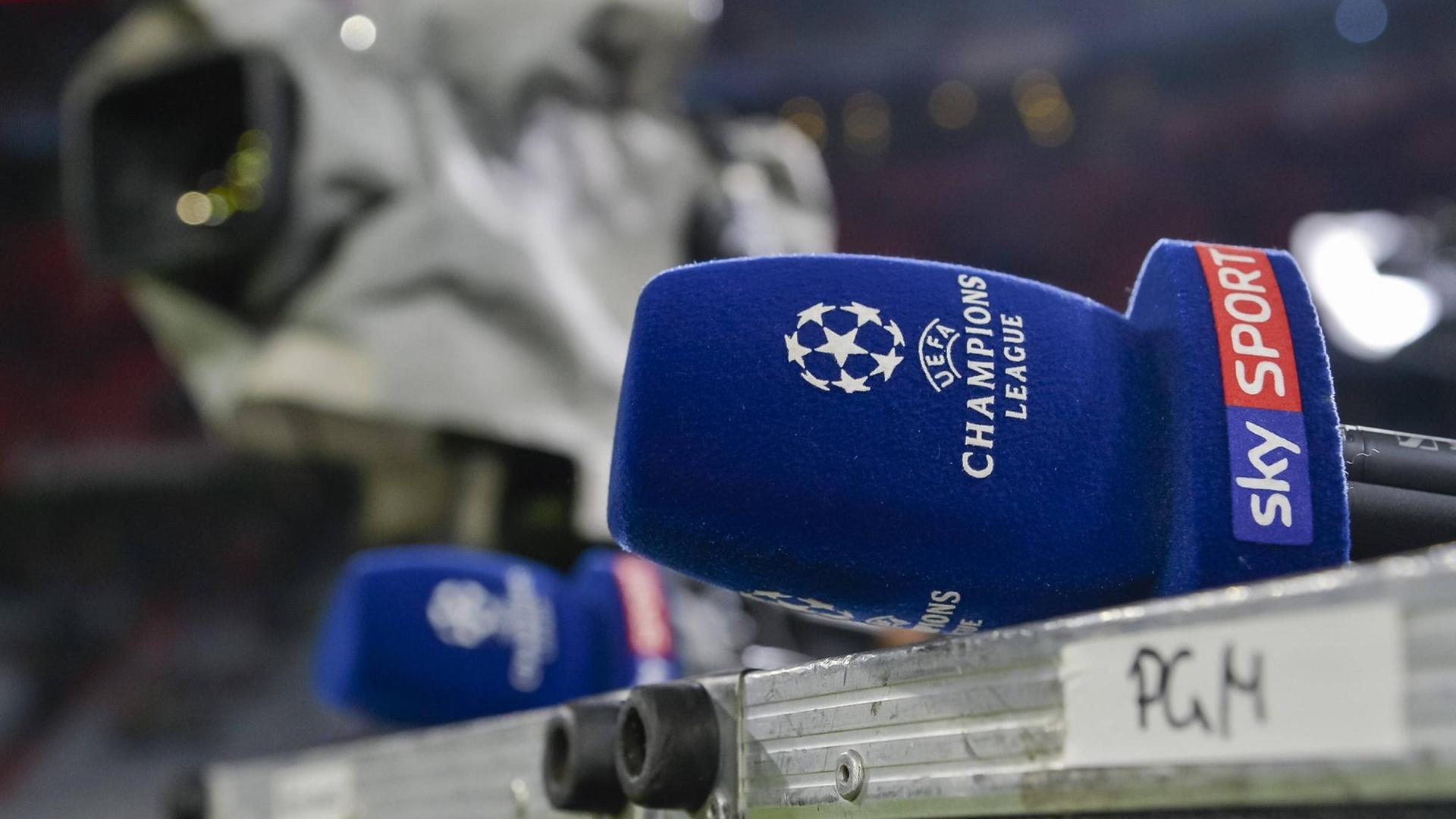 Mikrofone mit dem Schriftzug vom PayTV Sender Sky und eine TV Kamera waehrend dem 5. Spieltag der Gruppe D, UEFA Champions League FC Bayern Muenchen gegen Benfica Lissabon in der Allianz Arena am 27. November 2018 in Amsterdam. *** Microphones with the logo of the PayTV channel Sky and a TV camera during the 5 day match of the group D UEFA Champions League FC Bayern Muenchen against Benfica Lisbon in the Allianz Arena on 27 November 2018 in Amsterdam. PUBLICATIONxINxGERxAUTxHUNxONLY Mikrofone mit dem Schriftzug vom PayTV Sender Sky und eine TV Kamera waehrend dem 5. Spieltag der Gruppe D, UEFA Champions League FC Bayern Muenchen gegen Benfica Lissabon in der Allianz Arena am 27. November 2018 in Amsterdam. *** Microphones with the logo of the PayTV channel Sky and a TV camera during the 5 day match of the group D UEFA Champions League FC Bayern Muenchen against Benfica Lisbon in the Allianz Arena on 27 November 2018 in Amsterdam. PUBLICATIONxINxGERxAUTxHUNxONLY