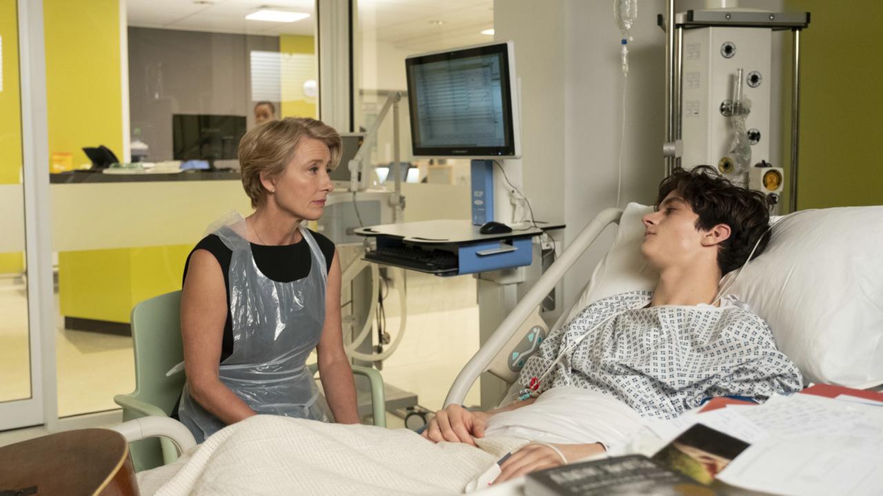 Szene aus dem Film "Kindeswohl" (The Children Act) GB 2017, Regie: Richard Eyre, Richterin Maye (Emma Thompson) muss über das Schicksal von Adam Henry (Fionn Whitehead) entscheiden Szene aus dem Film "Kindeswohl" (The Children Act) GB 2017, Regie: Richard Eyre, Richterin Maye (Emma Thompson) muss über das Schicksal von Adam Henry (Fionn Whitehead) entscheiden