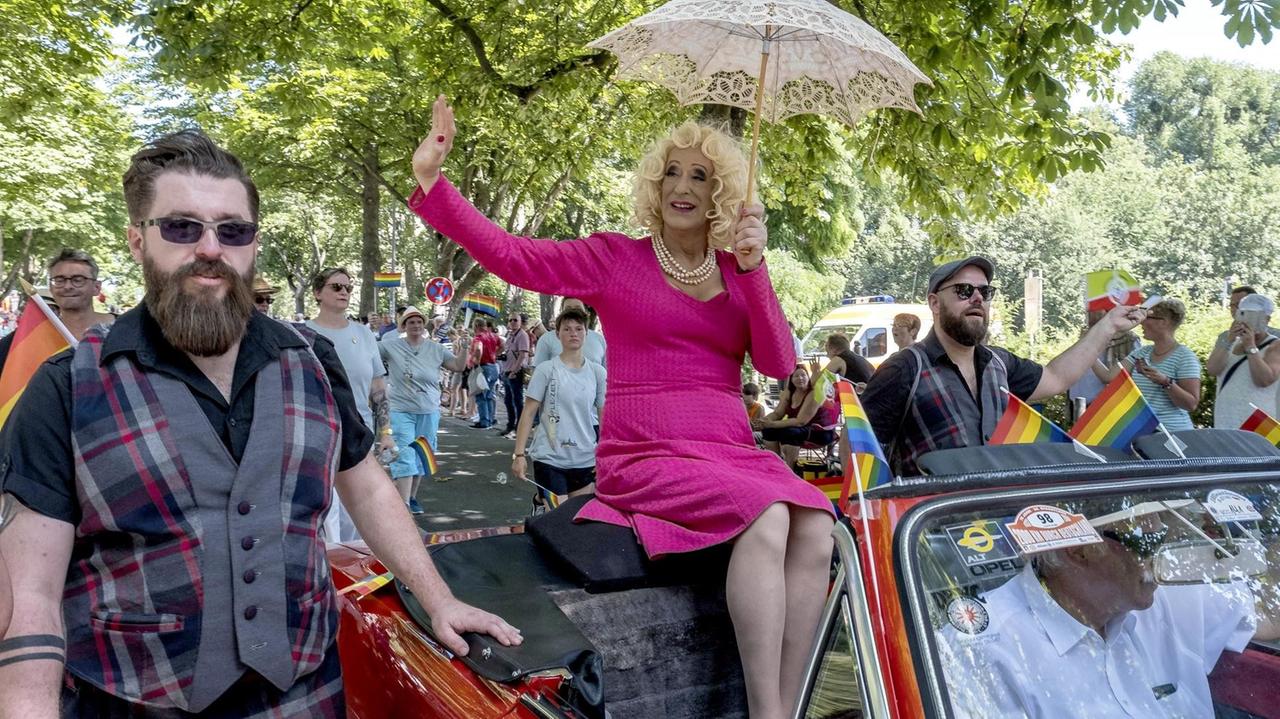 Lilo Wanders beim Schützenausmarsch vom 490. Schützenfest. Hannover,30.06.2019 | Verwendung weltweit Lilo Wanders beim Schützenausmarsch vom 490. Schützenfest. Hannover,30.06.2019 | Verwendung weltweit