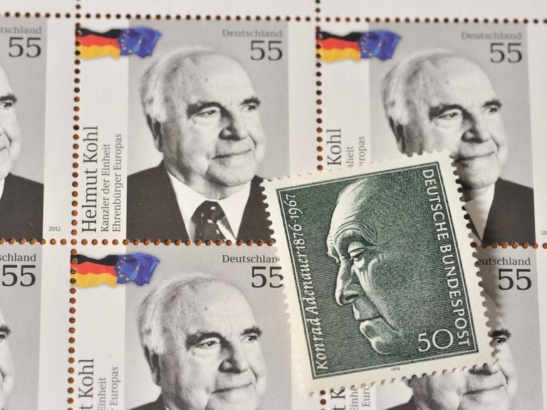Ein Satz Helmut-Kohl-Briefmarken, auf dem eine einzelne Adenauer-Briefmarke liegt.