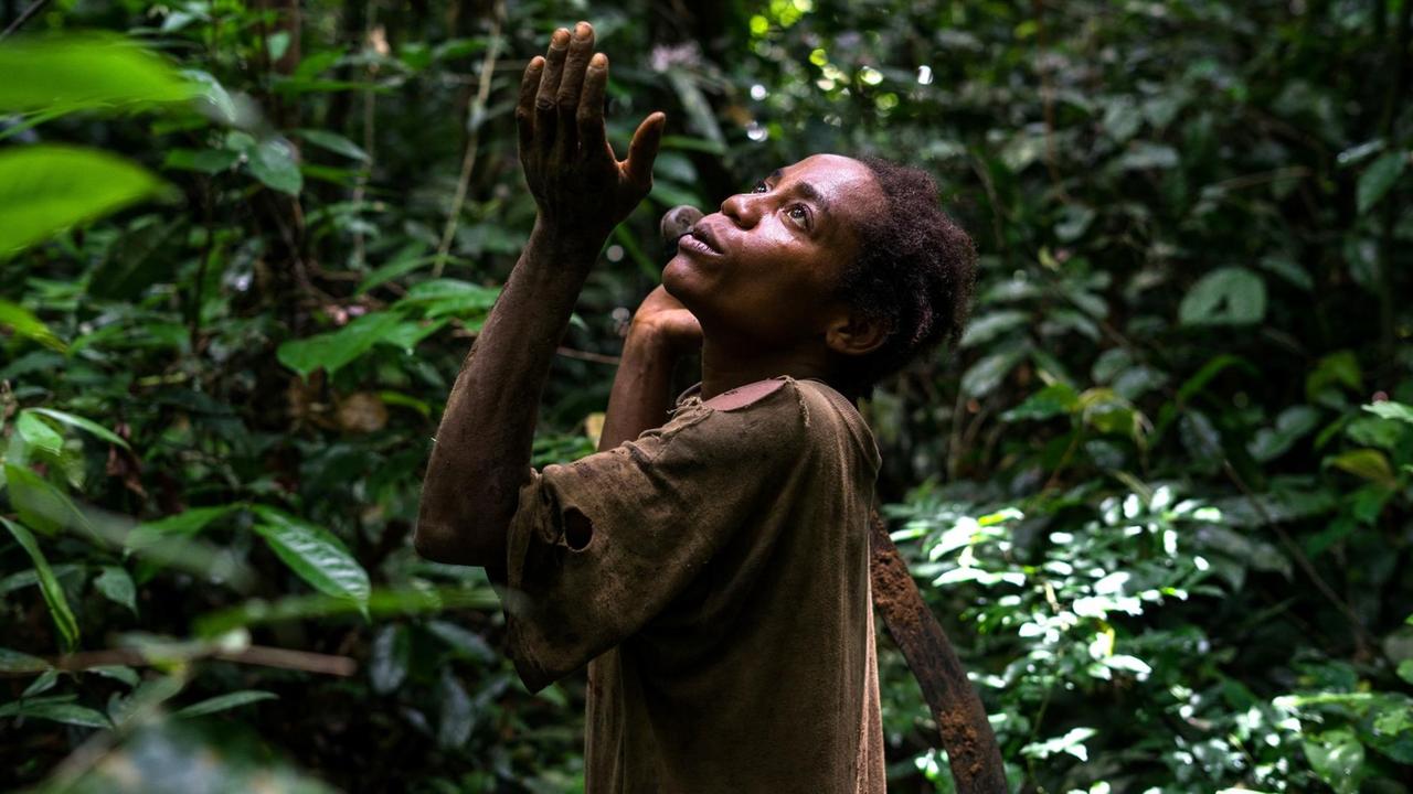 Kamerun: Angehöriger der indigenen Volksgruppe der Baka Kamerun: Angehöriger der indigenen Volksgruppe der Baka