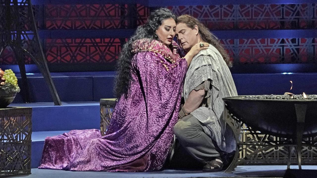 Dalila umschlingt Samson mit ihren Armen, Samson genießt die Berührung. Dalila umschlingt Samson mit ihren Armen, Samson genießt die Berührung.