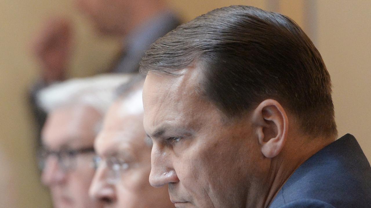 Frank-Walter Steinmeier, sein russischer Amtskollege Sergei Lavrov und Radoslaw Sikorski aus Polen auf der Pressekonferenz beim Treffen der Außenminister in St.Petersburg. Frank-Walter Steinmeier, sein russischer Amtskollege Sergei Lavrov und Radoslaw Sikorski aus Polen auf der Pressekonferenz beim Treffen der Außenminister in St.Petersburg.