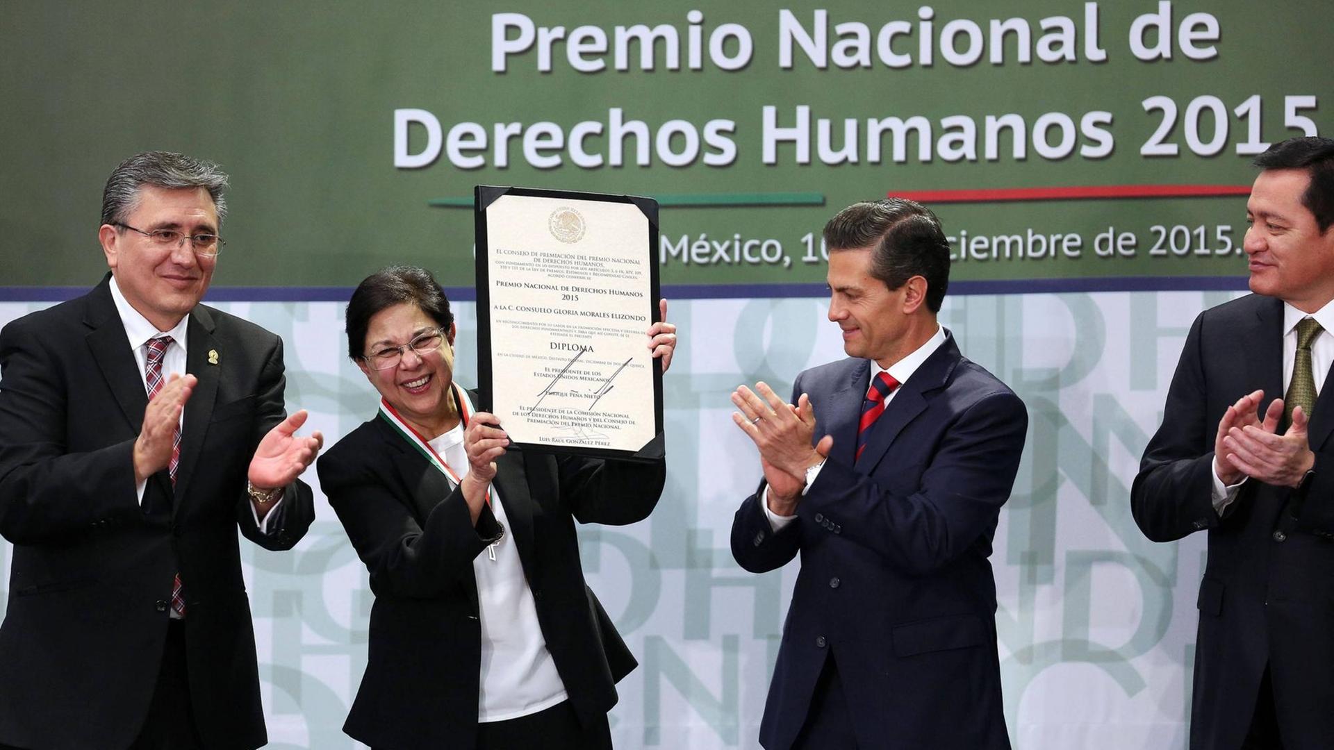 Präsident Enrique Pena Nieto ehrt Consuelo Morales am 10. Dezember 2015 für ihren Einsatz für Menschenrechte Präsident Enrique Pena Nieto ehrt Consuelo Morales am 10. Dezember 2015 für ihren Einsatz für Menschenrechte
