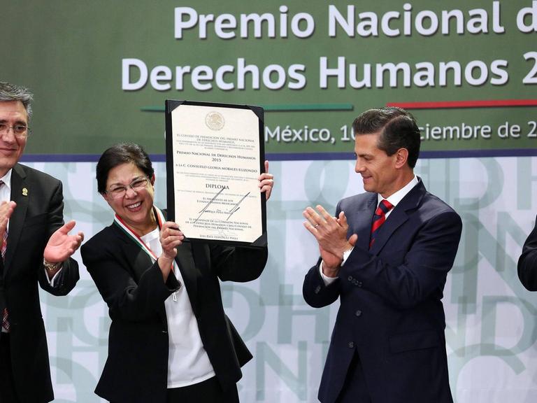 Präsident Enrique Pena Nieto ehrt Consuelo Morales am 10. Dezember 2015 für ihren Einsatz für Menschenrechte