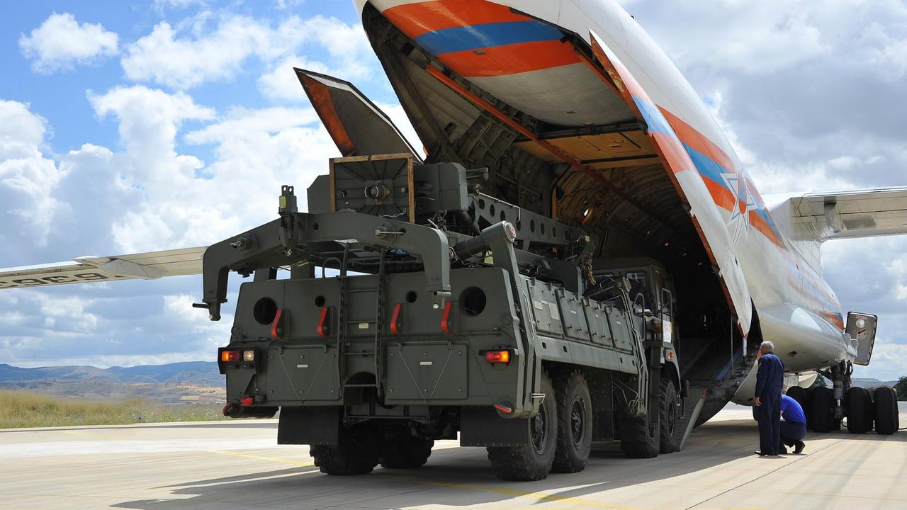 Ein vom türkischen Verteidigungsministerium veröffentlichtes Foto einer russischen Militärmaschine beim Entladen eines S-400 Raketenabwehrsystems auf dem Luftwaffenstützpunkt Murted in Ankara. Ein vom türkischen Verteidigungsministerium veröffentlichtes Foto einer russischen Militärmaschine beim Entladen eines S-400 Raketenabwehrsystems auf dem Luftwaffenstützpunkt Murted in Ankara.