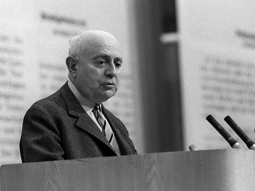 Der Soziologie-Professor Theodor Adorno am 28.05.1968 während eines Vortrags im Großen Sendesaal des Hessischen Rundfunks in Frankfurt am Main.