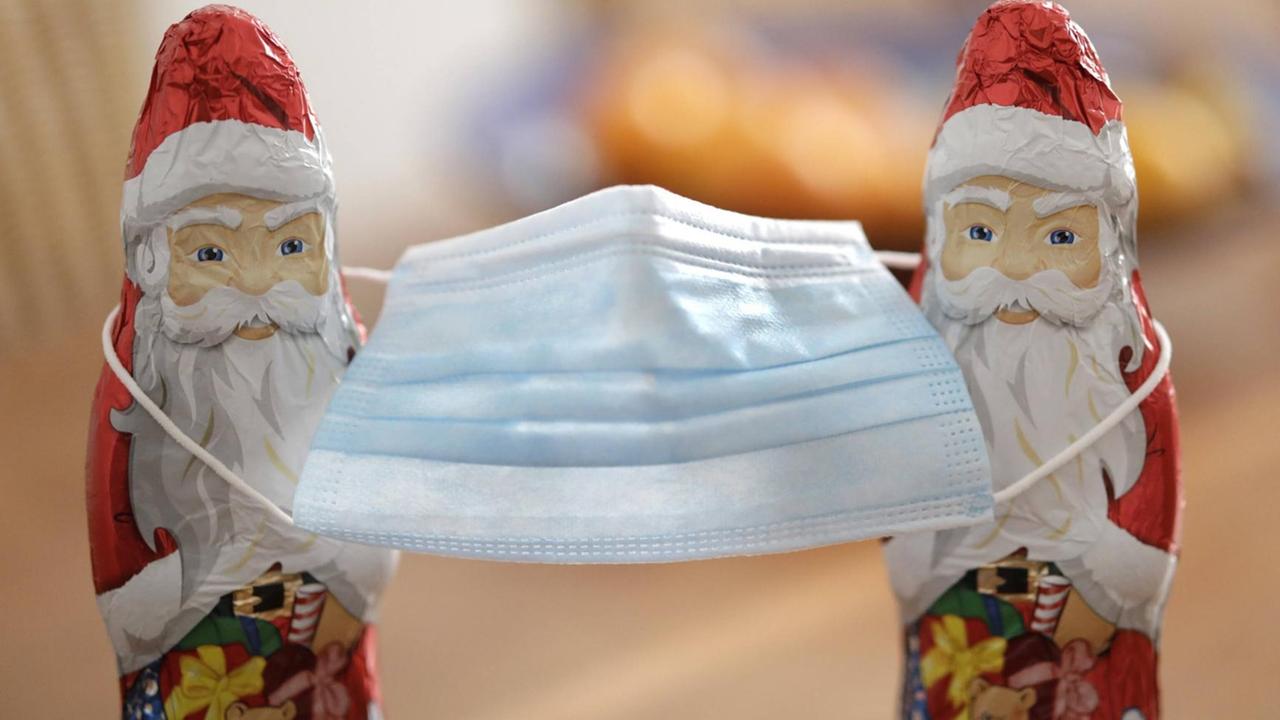Zwei Weihnachtsmaenner mit einer Nasen-Mund-Schutzmaske, DEU, Berlin, 07.11.2020 *** Two Santa Clauses with one nose and mouth protective mask, DEU, Berlin, 07 11 2020 Zwei Weihnachtsmaenner mit einer Nasen-Mund-Schutzmaske, DEU, Berlin, 07.11.2020 *** Two Santa Clauses with one nose and mouth protective mask, DEU, Berlin, 07 11 2020