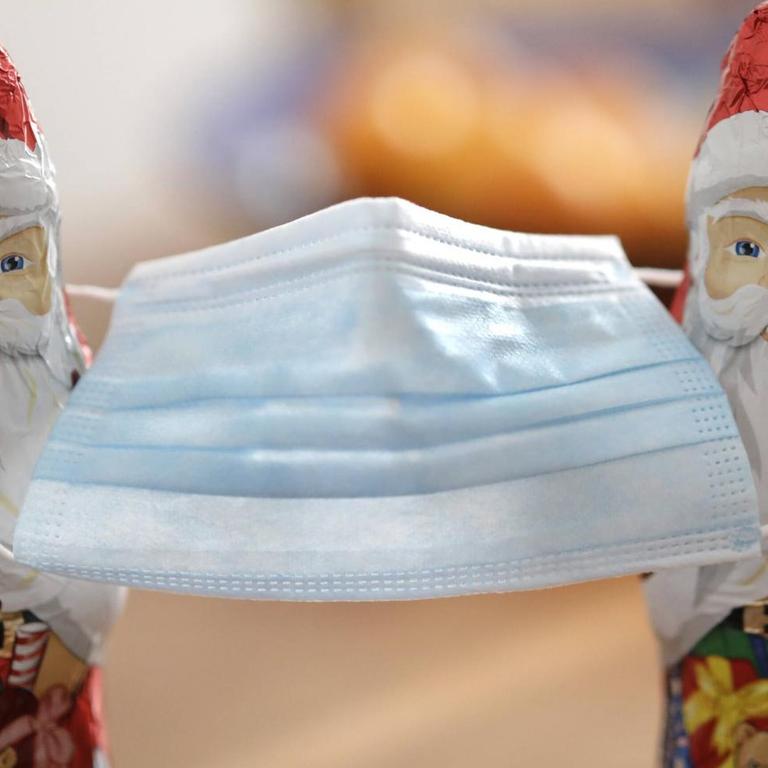 Zwei Weihnachtsmaenner mit einer Nasen-Mund-Schutzmaske, DEU, Berlin, 07.11.2020 *** Two Santa Clauses with one nose and mouth protective mask, DEU, Berlin, 07 11 2020 