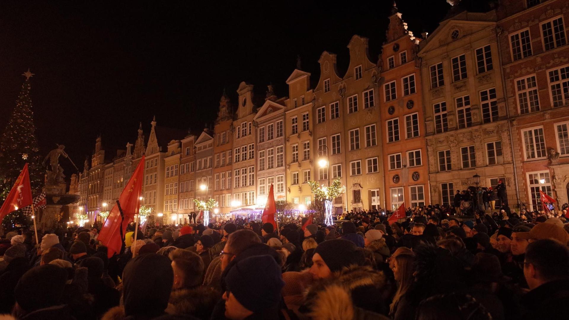 Menschen gedenken am Danziger Rathaus ihres verstorbenen Bürgermeisters Pawel Adamowicz