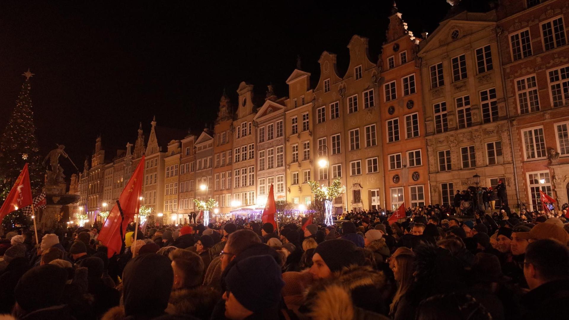 Menschen gedenken am Danziger Rathaus ihres verstorbenen Bürgermeisters Pawel Adamowicz Menschen gedenken am Danziger Rathaus ihres verstorbenen Bürgermeisters Pawel Adamowicz
