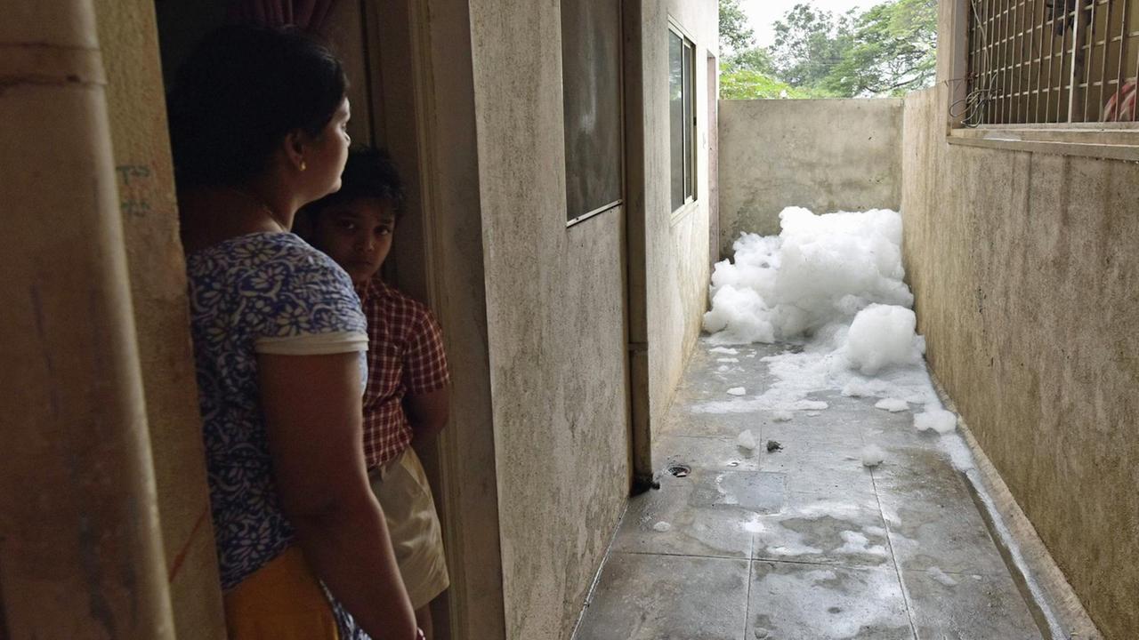 Die Schaumflocken vom Bellandursee wehen manchen Bewohnern bis vor die Haustür