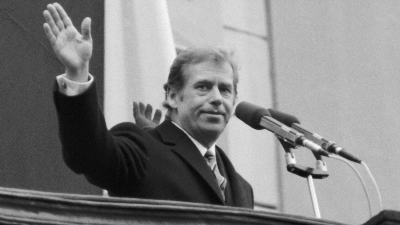 Zu Sehen ist Vaclav Havel nach seiner Wahl zum Staatspräsidenten der Tschechoslowakei am 29. Dezember 1989. Zu Sehen ist Vaclav Havel nach seiner Wahl zum Staatspräsidenten der Tschechoslowakei am 29. Dezember 1989.