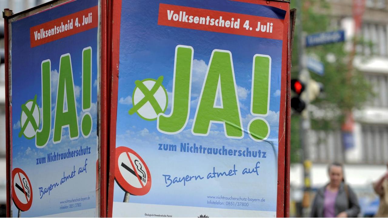 Plakatwände werben am Montag 2010 in München für ein "Ja" beim Volksentscheid zum Nichtraucherschutz Plakatwände werben am Montag 2010 in München für ein "Ja" beim Volksentscheid zum Nichtraucherschutz