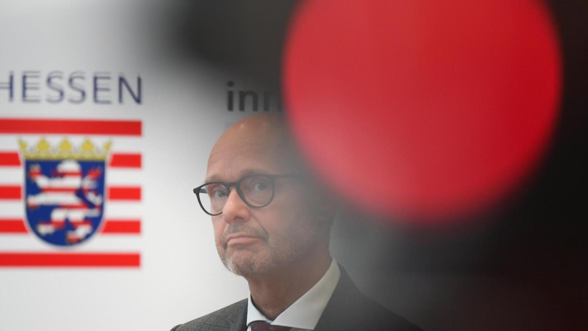 Roland Ullmann auf einer Pressekonferenz. Roland Ullmann auf einer Pressekonferenz.