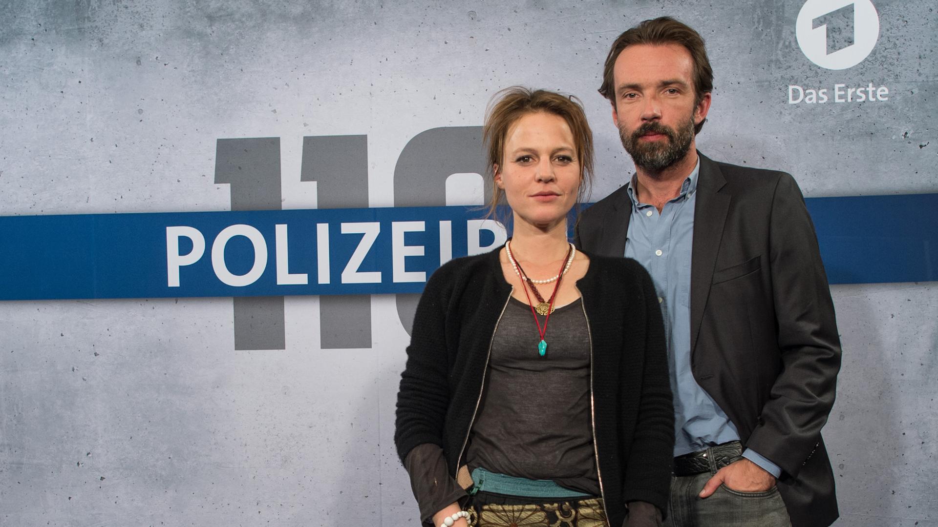 Die beiden Schauspieler Maria Simon als Kriminalhauptkommissarin Olga Lenski und Lucas Gregorowicz als Kriminalhauptkommissar Adam Raczek posieren vor Beginn der Teampremiere vom "Polizeiruf 110: Grenzgänger".