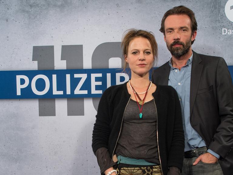 Die beiden Schauspieler Maria Simon als Kriminalhauptkommissarin Olga Lenski und Lucas Gregorowicz als Kriminalhauptkommissar Adam Raczek posieren vor Beginn der Teampremiere vom "Polizeiruf 110: Grenzgänger".