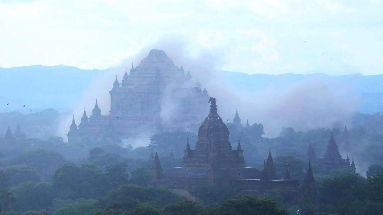 Die Sulamuni-Tempel in Myanmar liegt nach dem Erdbeben in einer Staubwolke Die Sulamuni-Tempel in Myanmar liegt nach dem Erdbeben in einer Staubwolke